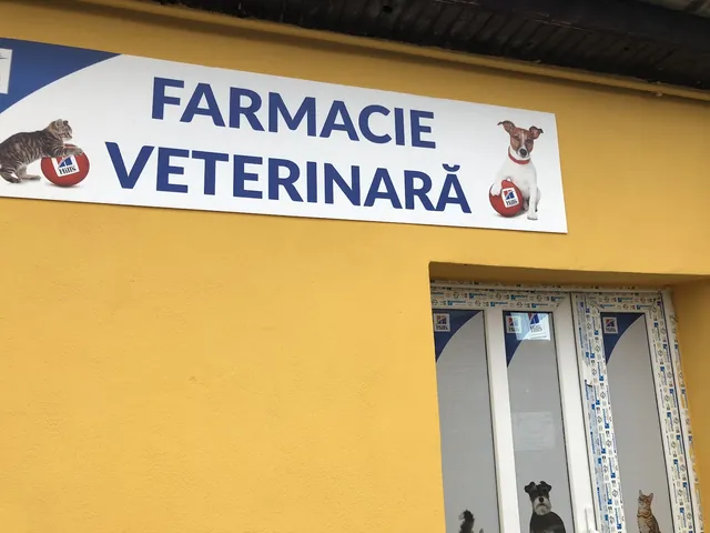 Firma Farmacie Veterinară pe clădirea galbenă